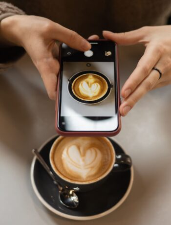 latte-art-photo-with-mobile-phone-inside-2026-03-17-14-42-23-utc latte-art-photo-with-mobile-phone-inside-2026-03-17-14-42-23-utc